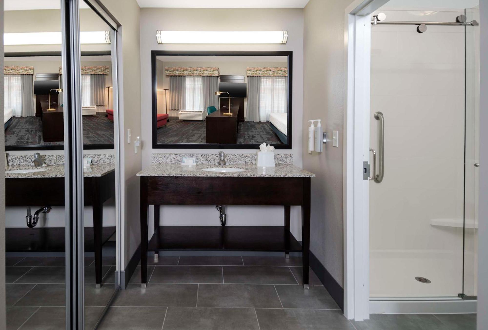 Hampton Inn & Suites - Raleigh Downtown Bagian luar foto